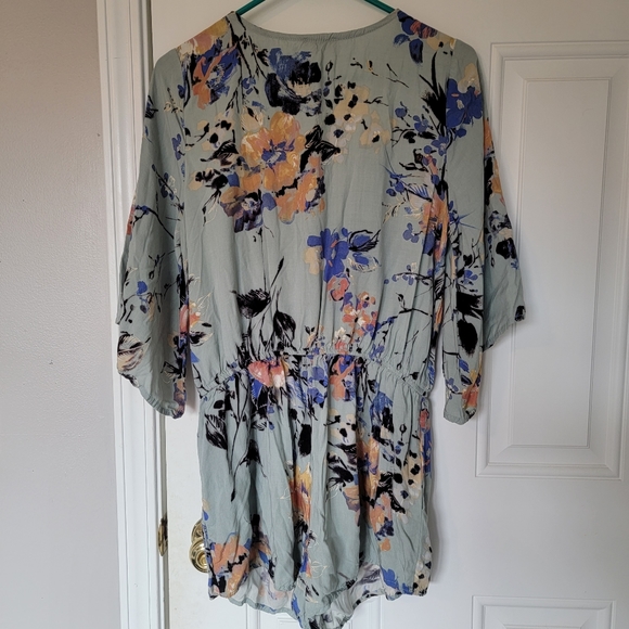Umgee Light Green Floral Wrap Romper With Tassel Flutter Sleeve Size Medium - Picture 3 of 8